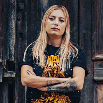Renata Petrelli - Vocal & Guitars